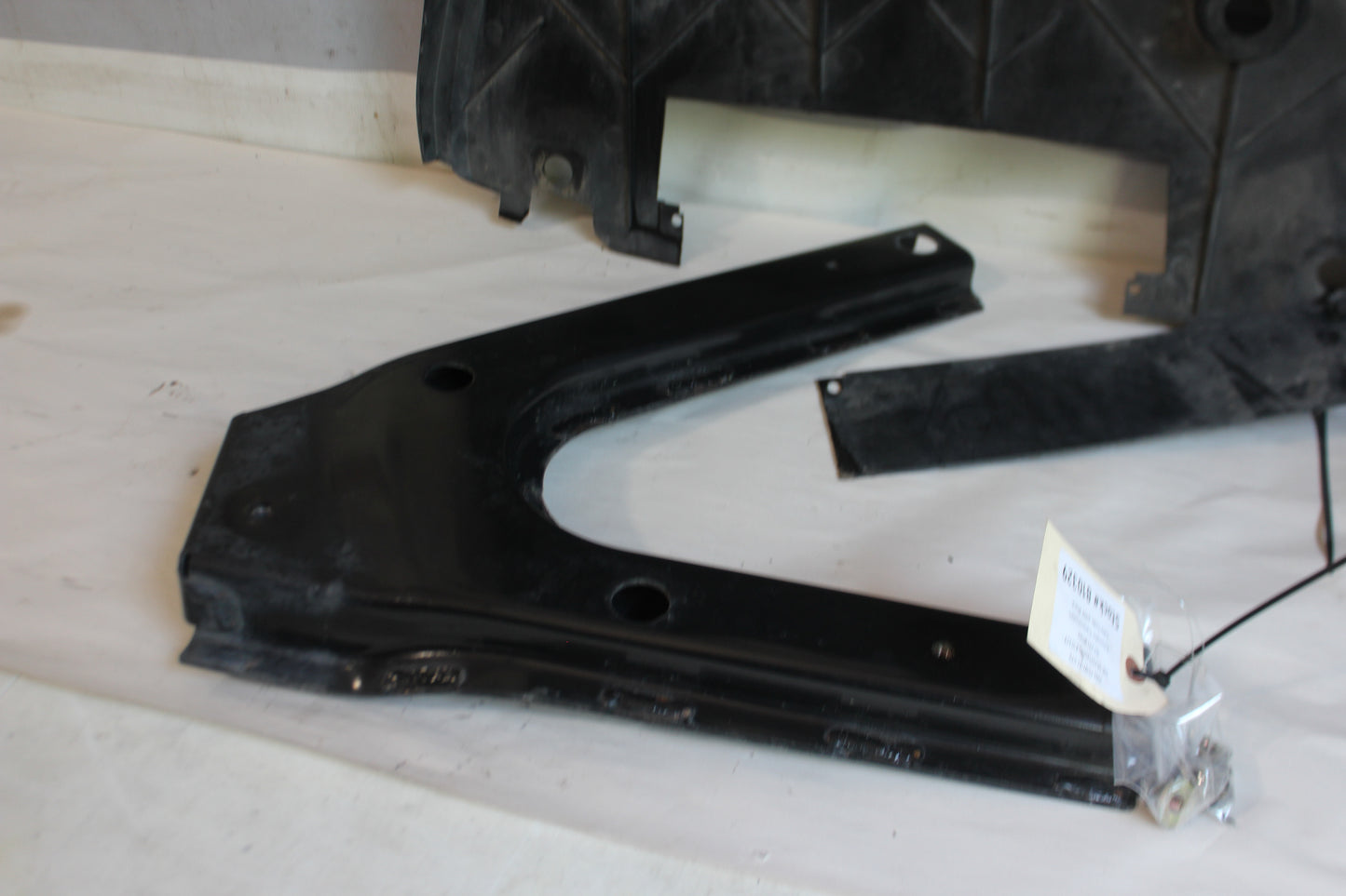 2006 Pontiac GTO Rear Air Deflector Differential Center Lower Body Cover OEM - Day's Parts Yard