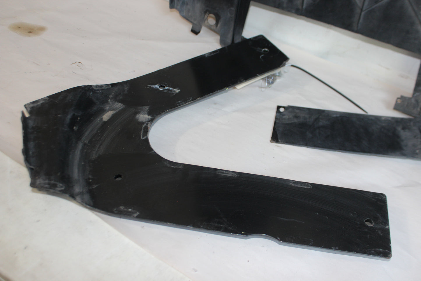 2006 Pontiac GTO Rear Air Deflector Differential Center Lower Body Cover OEM - Day's Parts Yard