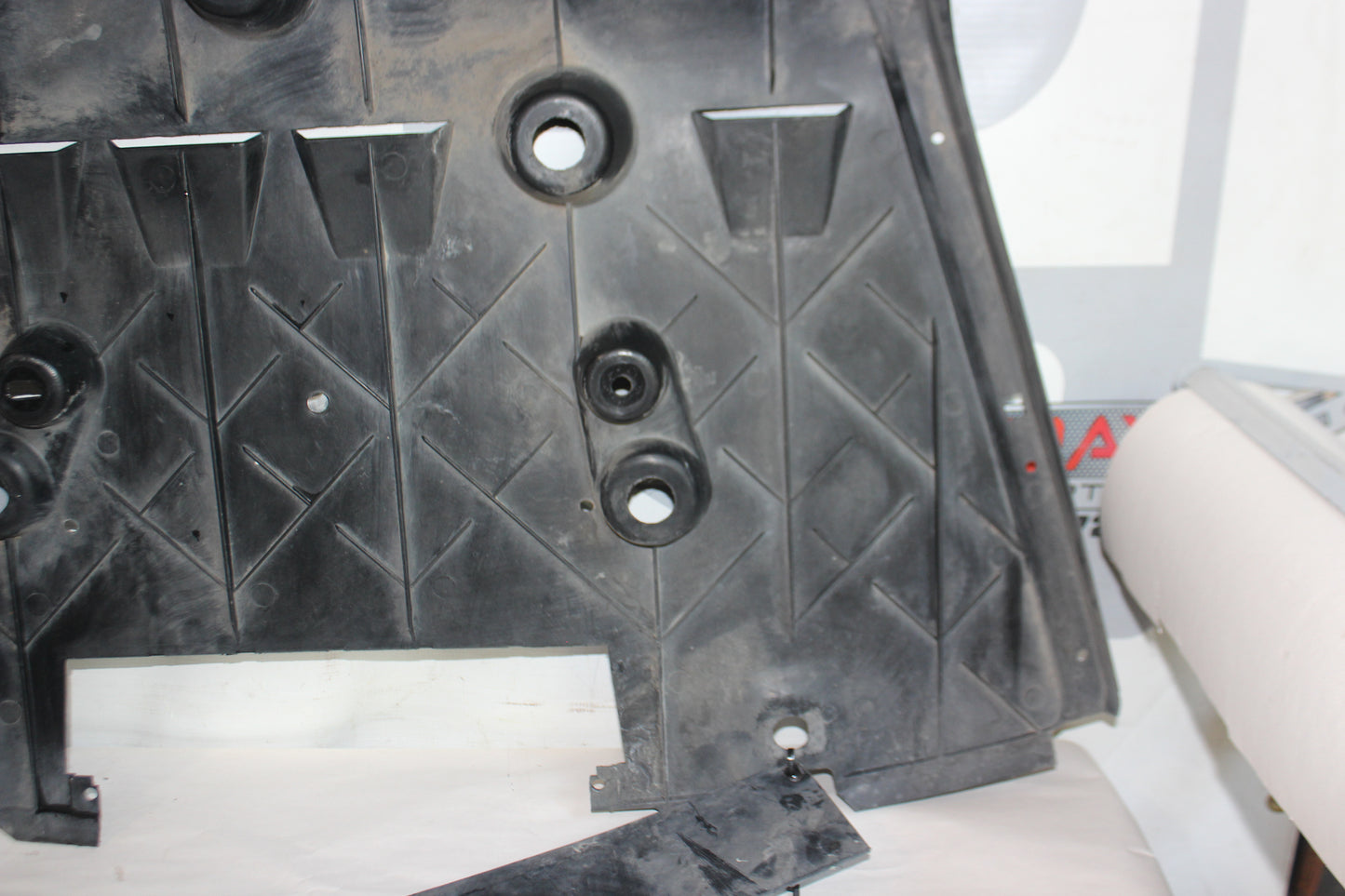 2006 Pontiac GTO Rear Air Deflector Differential Center Lower Body Cover OEM - Day's Parts Yard