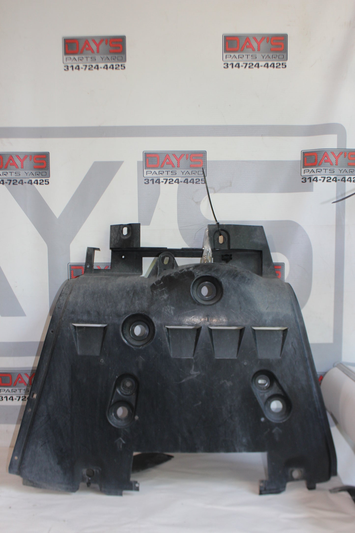 2006 Pontiac GTO Rear Air Deflector Differential Center Lower Body Cover OEM - Day's Parts Yard