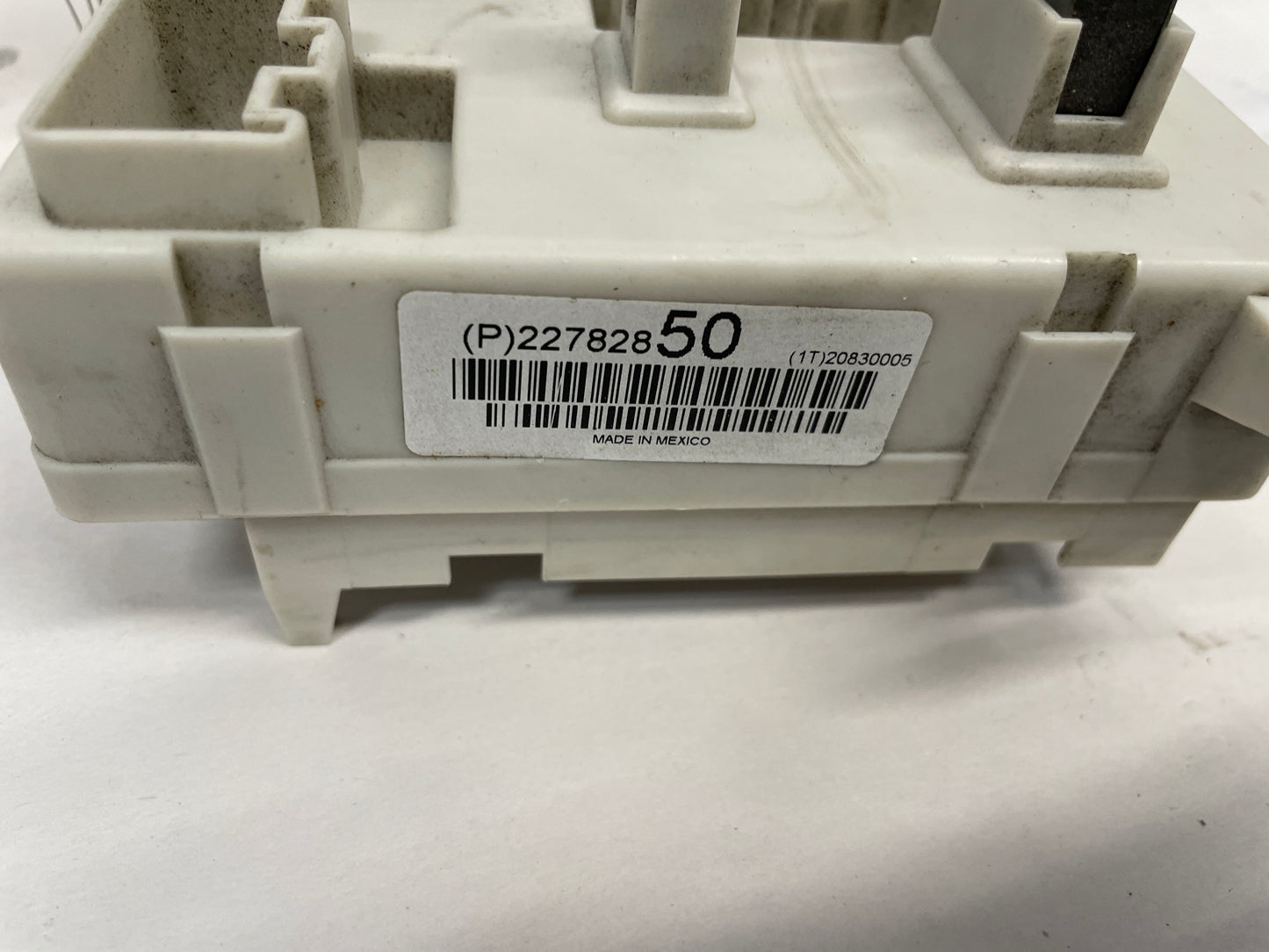 2014 Cadillac CTS-V Coupe Rear Interior Fuse Relay Box OEM - Day's Parts Yard