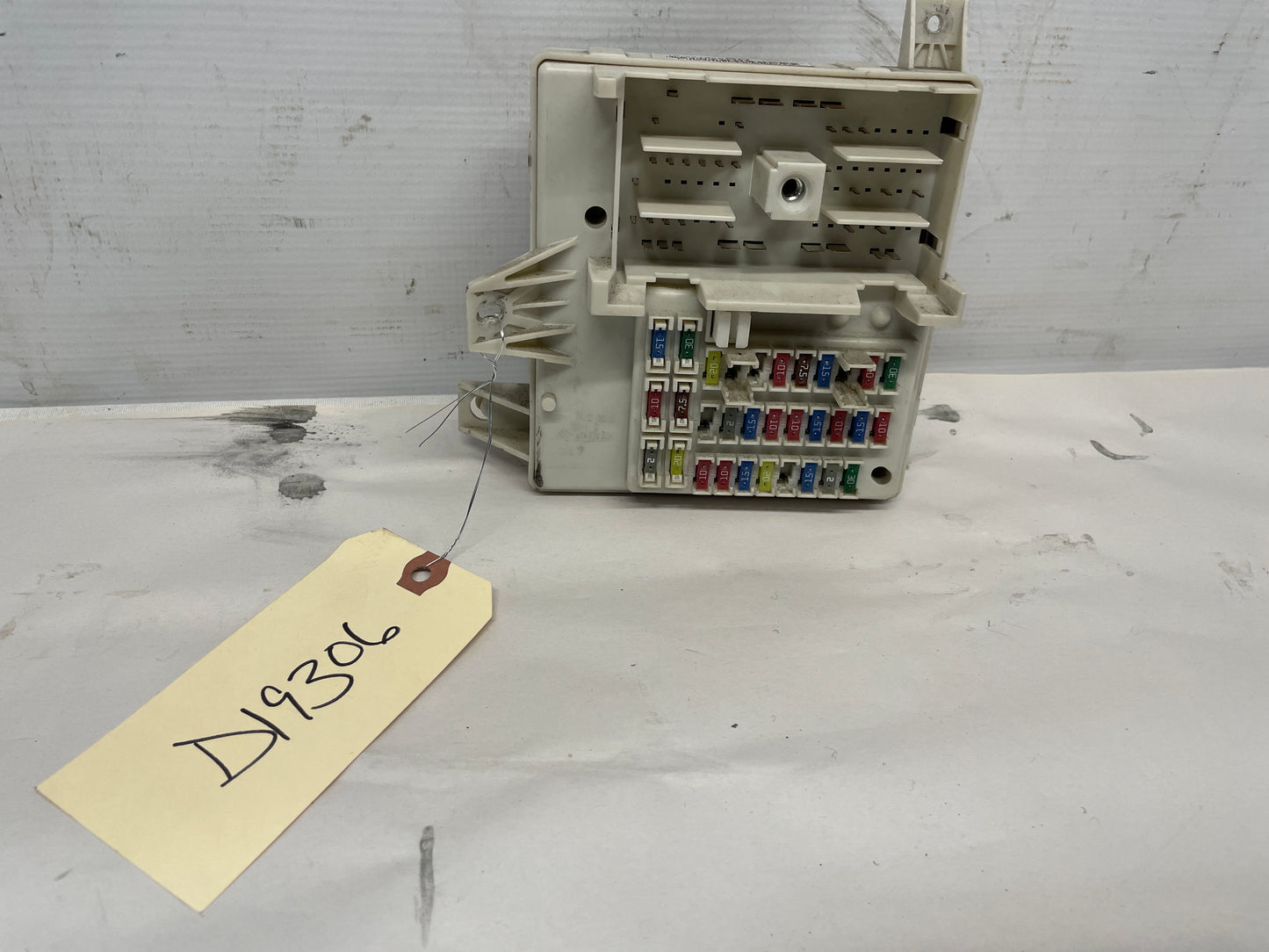 2014 Cadillac CTS-V Coupe Rear Interior Fuse Relay Box OEM - Day's Parts Yard