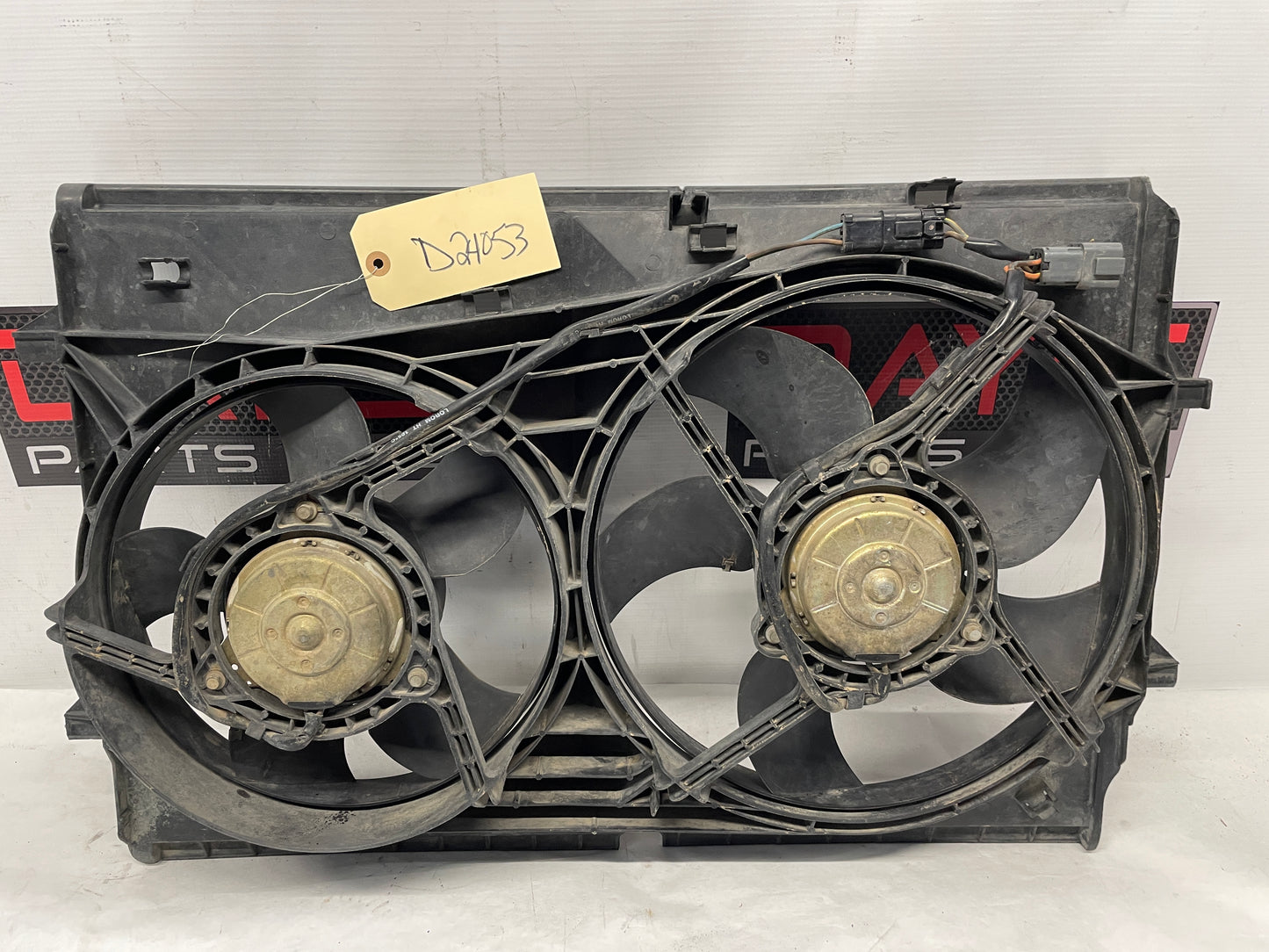 2006 Pontiac GTO Dual Radiator Electric Cooling Fans Shroud Assembly OEM - Day's Parts Yard