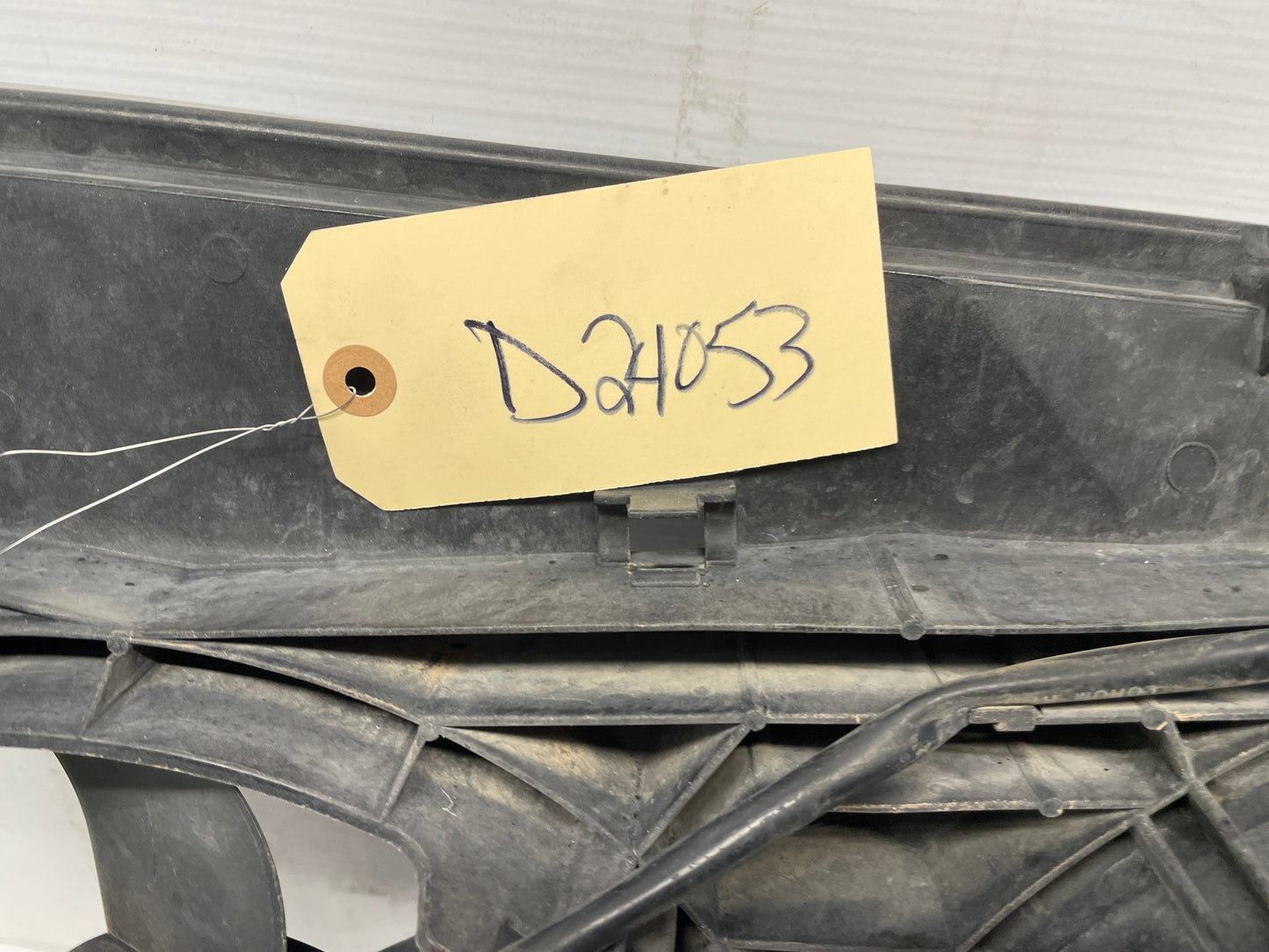 2006 Pontiac GTO Dual Radiator Electric Cooling Fans Shroud Assembly OEM - Day's Parts Yard
