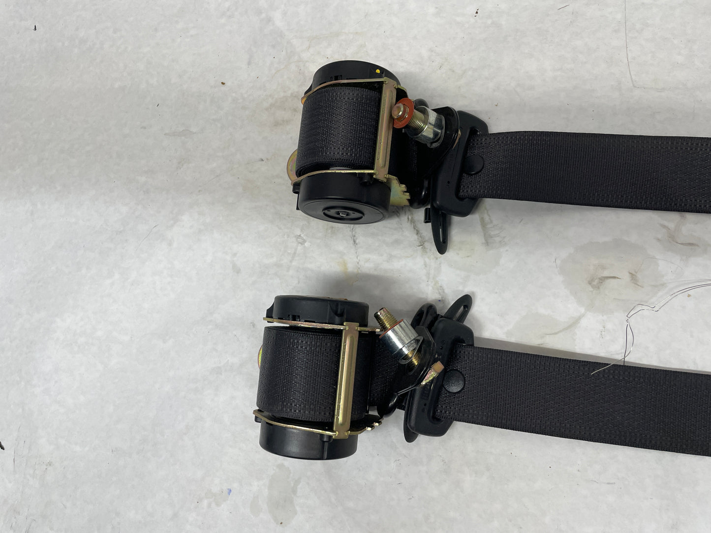 2006 Pontiac GTO RH & LH Rear Seat Belt Seatbelt Retractors OEM - Day's Parts Yard