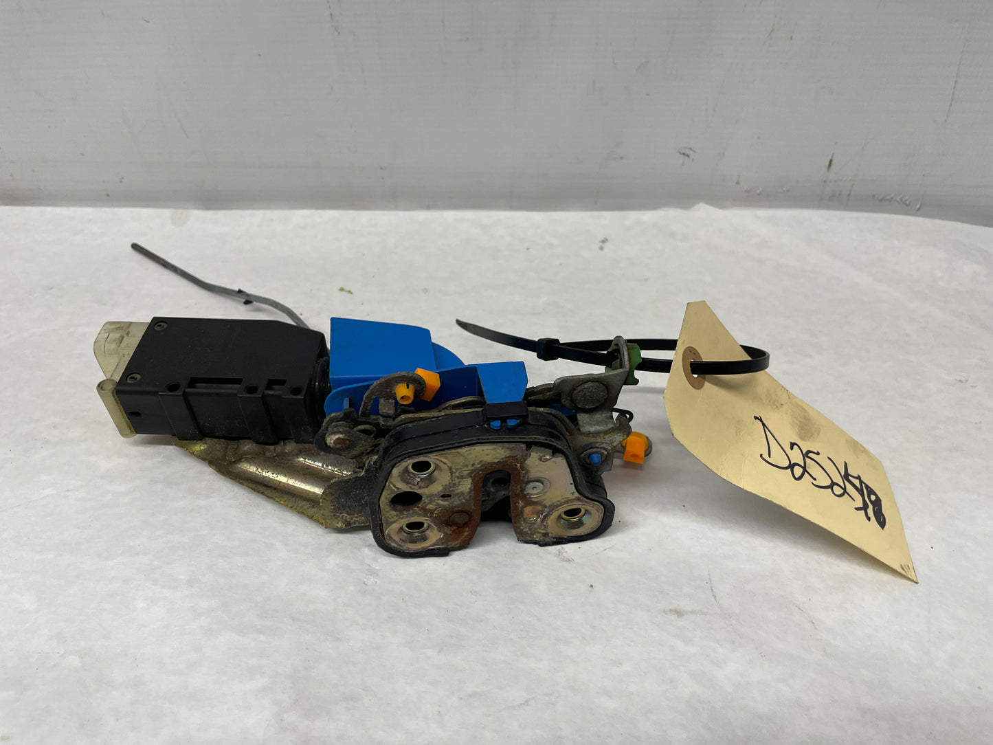 2006 Pontiac GTO LH Driver Door Lock Actuator Assembly OEM - Day's Parts Yard