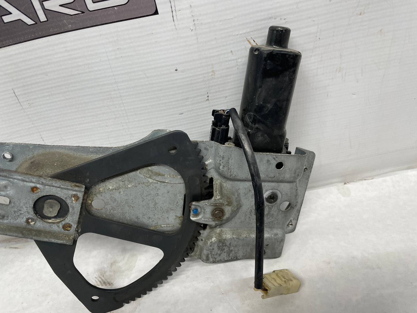 2006 Pontiac GTO RH Passenger Front Window Regulator Motor OEM - Day's Parts Yard