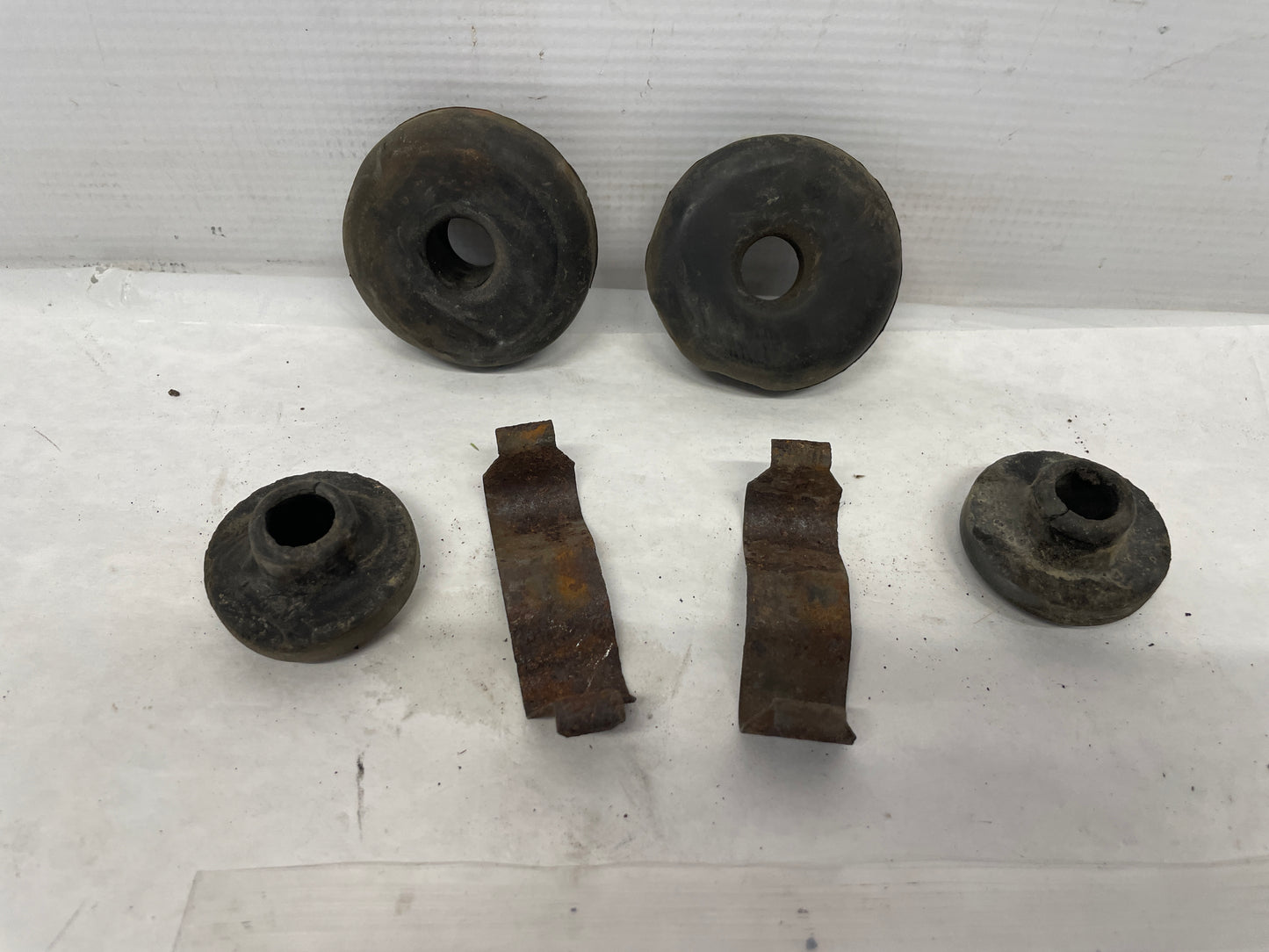 2005 Pontiac GT Radiator Rubber Bushings w/ Clips OEM - Day's Parts Yard