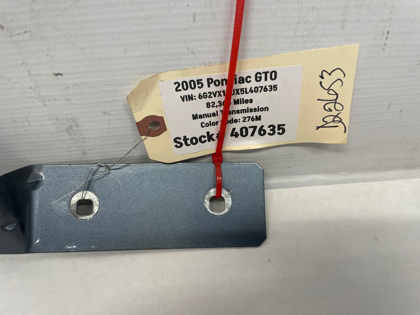 2005 Pontiac GTO RH Passenger Fender Side Skirt Rocker Molding Bracket OEM - Day's Parts Yard