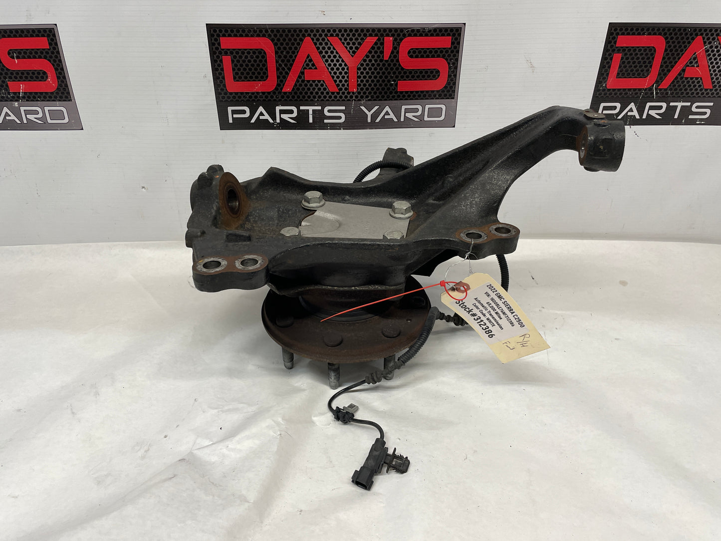 2022 GMC Sierra C2500 RH Passenger Front Spindle Knuckle Hub OEM - Day's Parts Yard