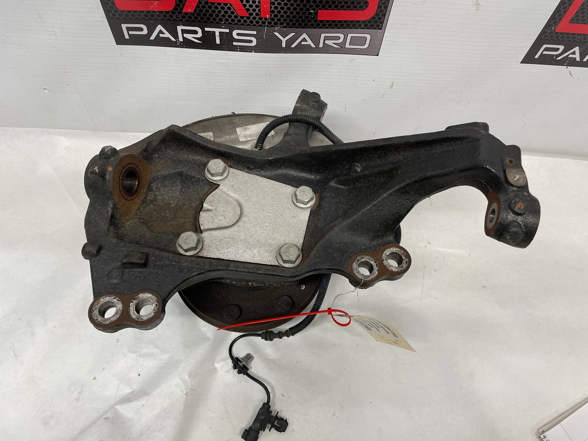 2022 GMC Sierra C2500 RH Passenger Front Spindle Knuckle Hub OEM - Day's Parts Yard