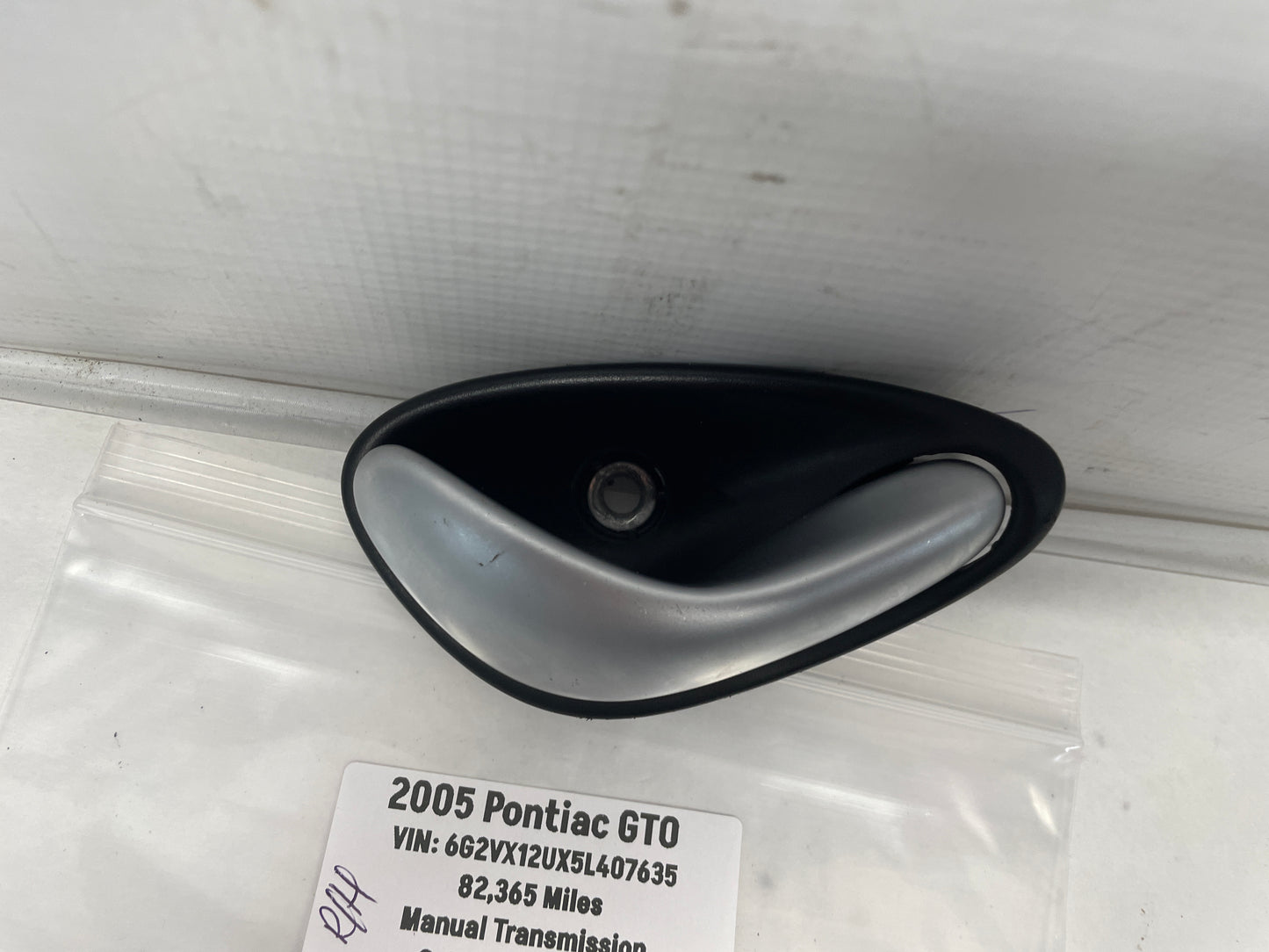 2005 Pontiac GTO RH Passenger Interior Door Handle OEM - Day's Parts Yard