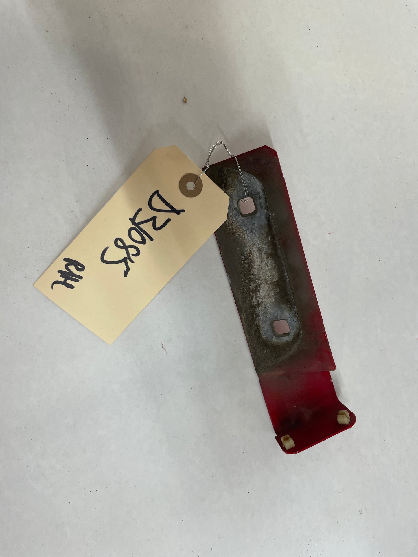 2005 Pontiac GTO RH Passenger Fender Side Skirt Rocker Molding Support Bracket OEM - Day's Parts Yard