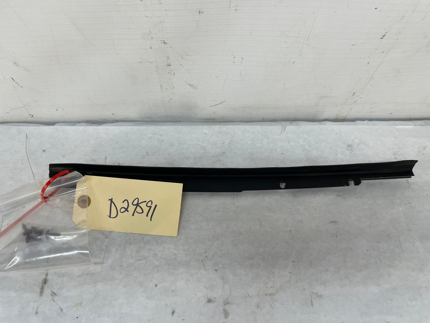 2005 Pontiac GTO RH Passenger Exterior B Pillar Door Jam Window Felt Trim OEM