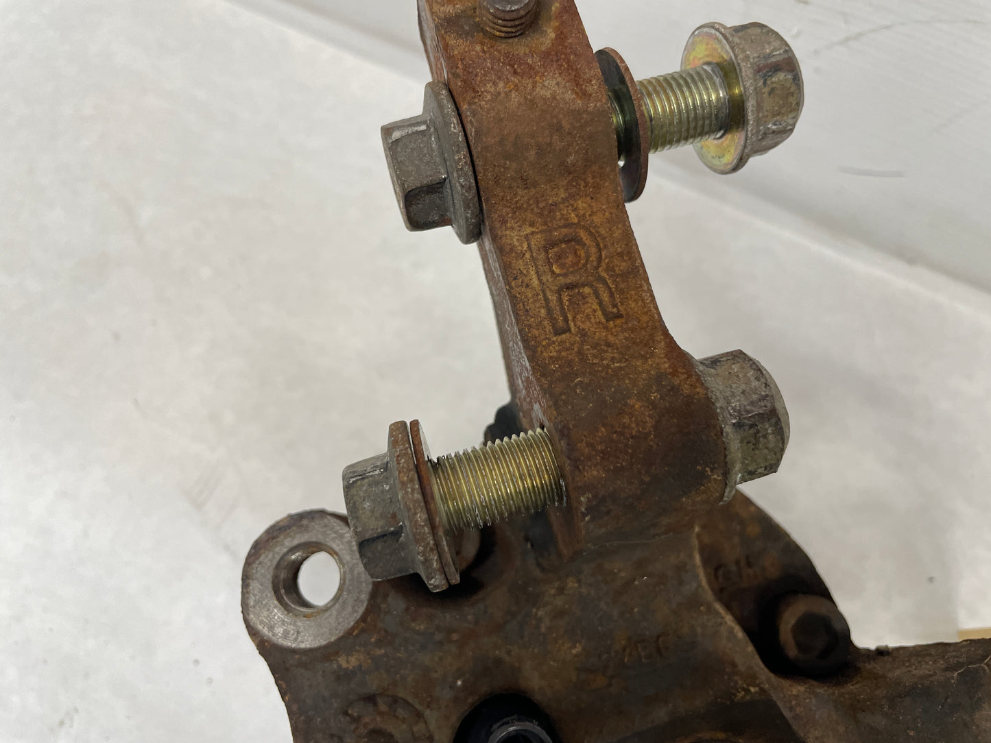 2006 Pontiac GTO RH Passenger Front Suspension Spindle Hub Knuckle Assembly OEM - Day's Parts Yard