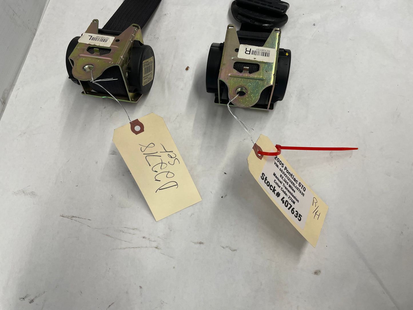 2006 Pontiac GTO LH & RH Front Seat Belts Retractors OEM - Day's Parts Yard