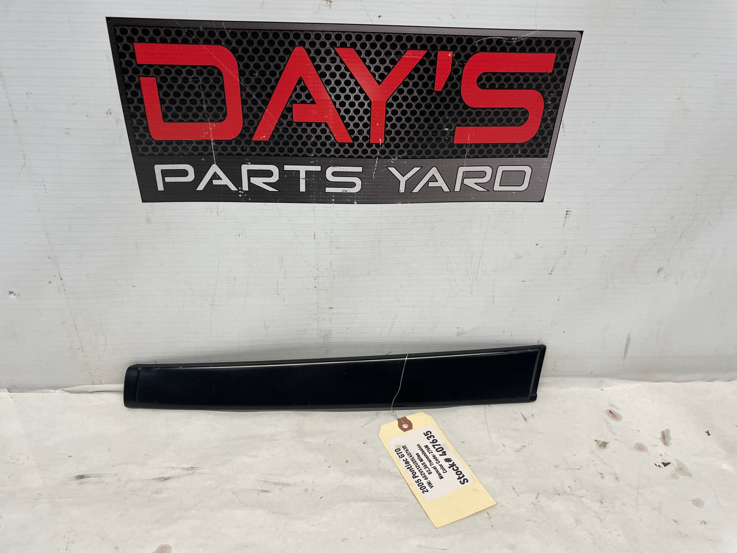 2005 Pontiac GTO RH Passenger Exterior B Pillar Window Trim Cover Molding OEM - Day's Parts Yard