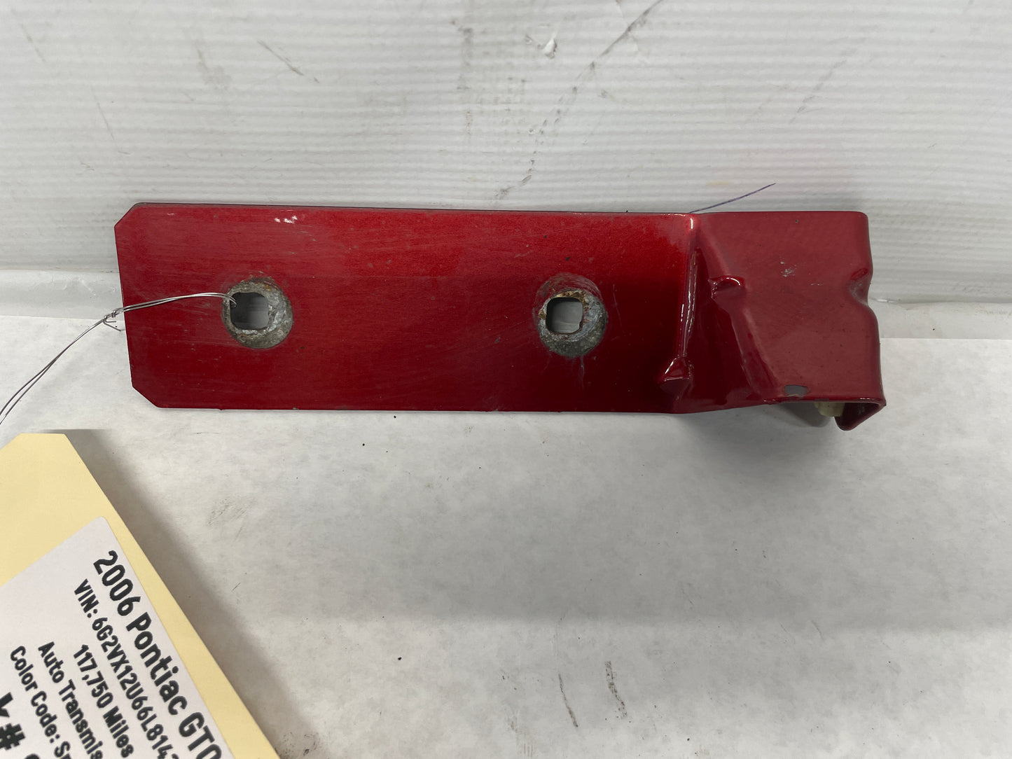 2006 Pontiac GTO RH Passenger Fender Side Skirt Rocker Molding Support Bracket OEM - Day's Parts Yard