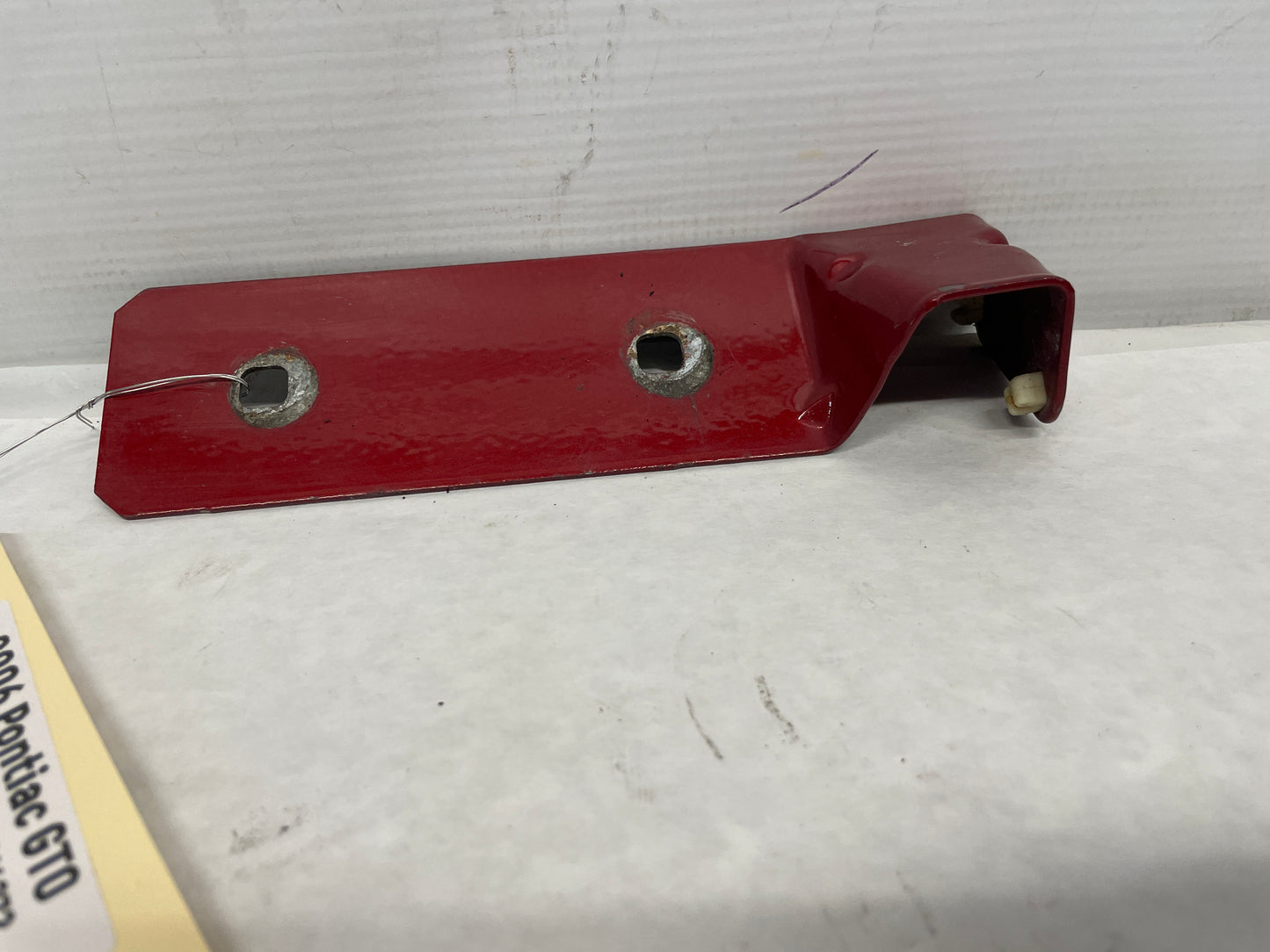 2006 Pontiac GTO RH Passenger Fender Side Skirt Rocker Molding Support Bracket OEM - Day's Parts Yard