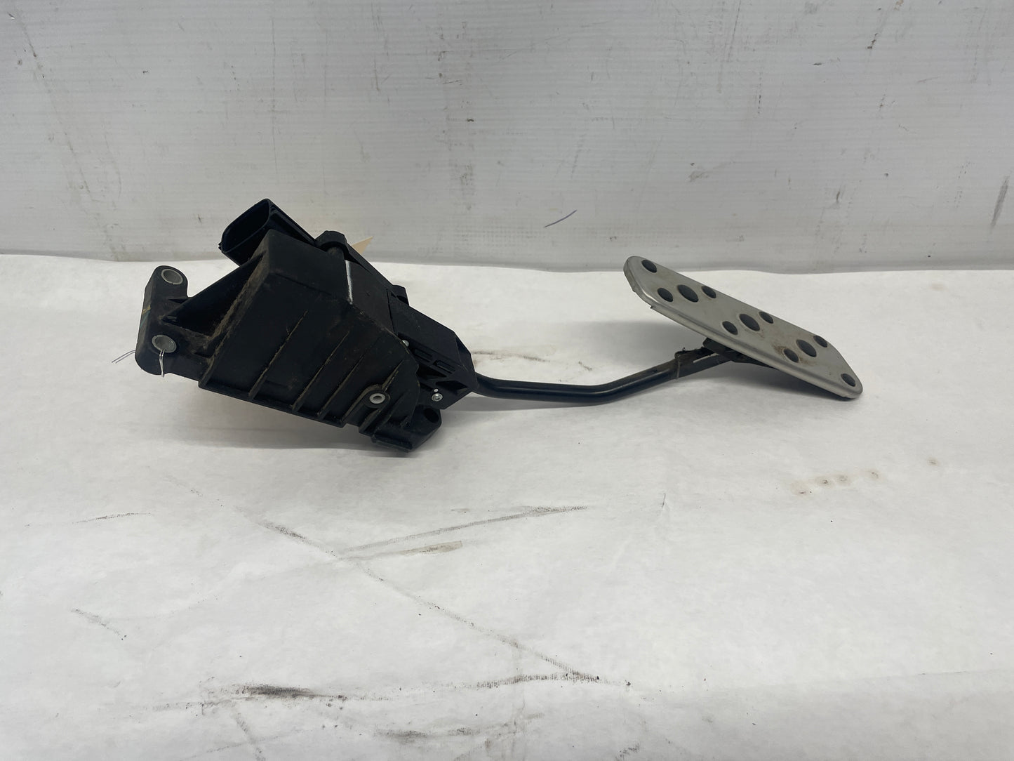 2006 Pontiac GTO Gas Pedal Accelerator OEM - Day's Parts Yard