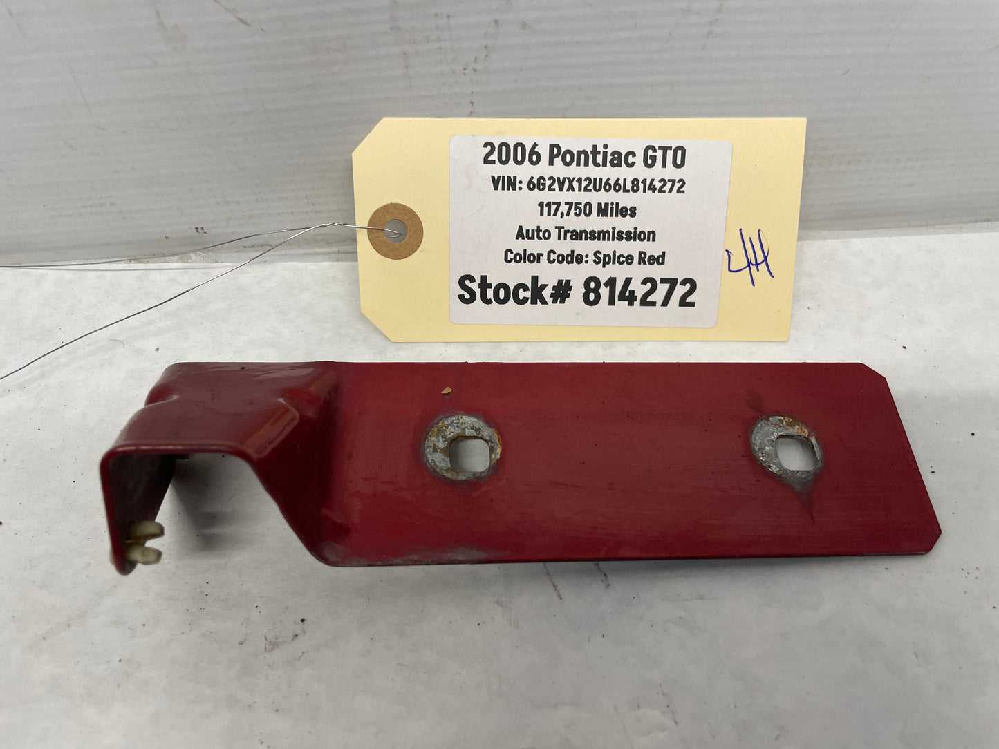 2006 Pontiac GTO LH Driver Fender Side Skirt Rocker Molding Support Bracket OEM - Day's Parts Yard