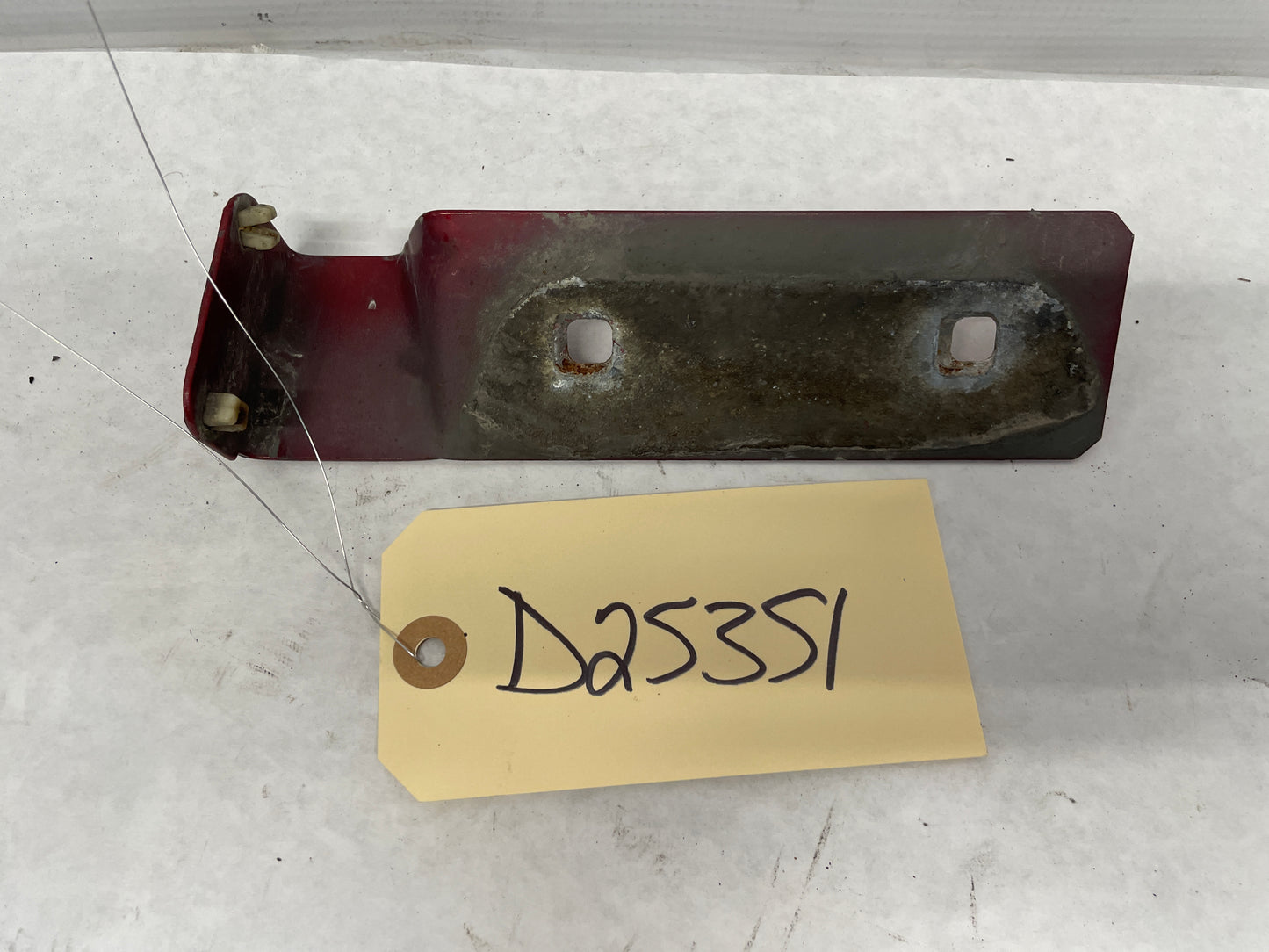 2006 Pontiac GTO LH Driver Fender Side Skirt Rocker Molding Support Bracket OEM - Day's Parts Yard