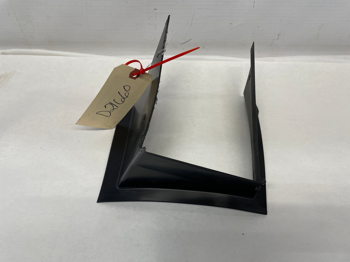 2016 Cadillac ATS-V Coupe RH Passenger Aux Cooler Air Baffle Shroud OEM - Day's Parts Yard