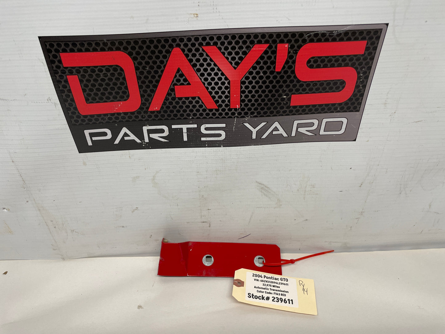 2004 Pontiac GTO RH Passenger Side Skirt Rocker Molding Fender Bracket OEM - Day's Parts Yard