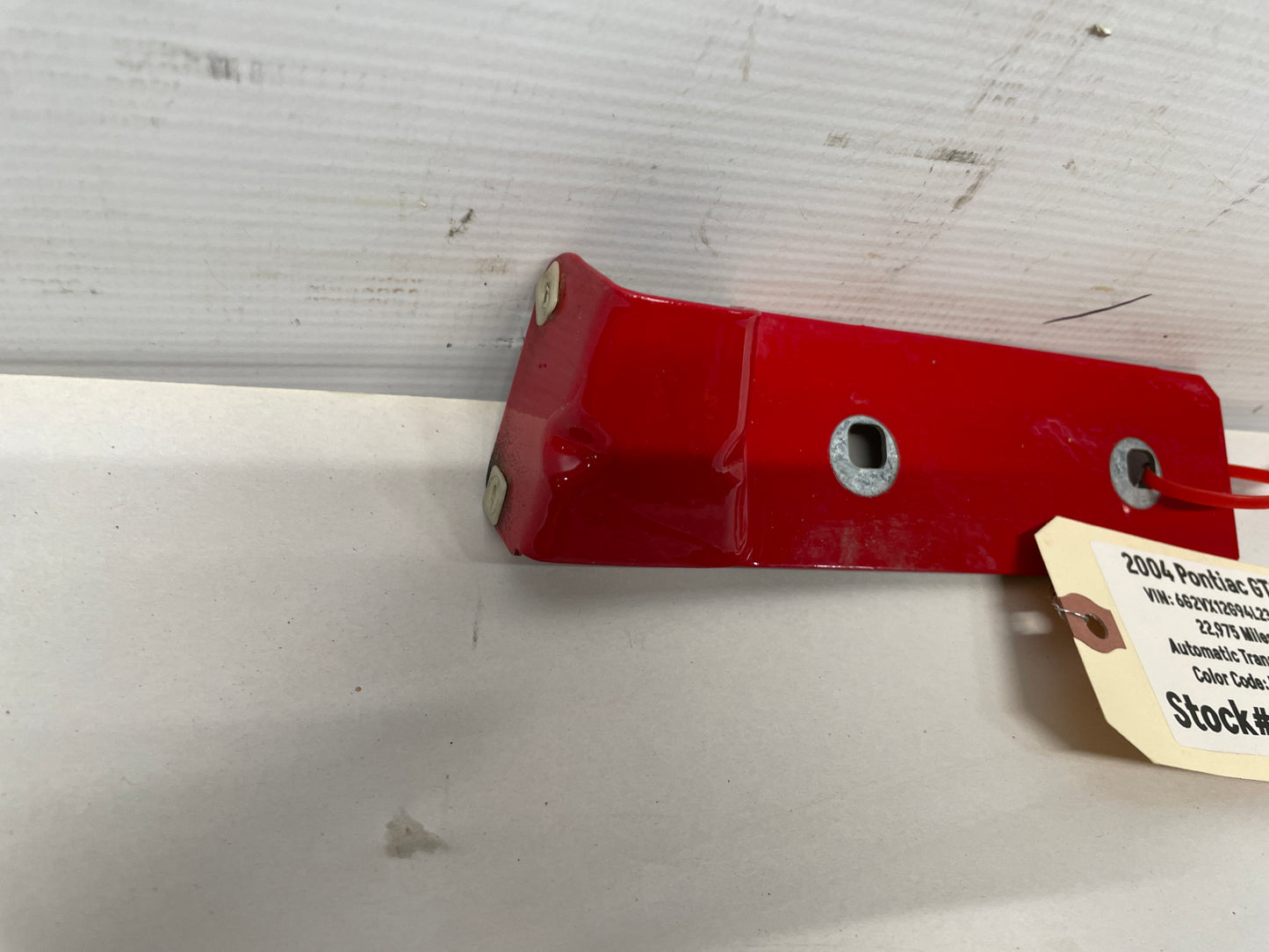 2004 Pontiac GTO RH Passenger Side Skirt Rocker Molding Fender Bracket OEM - Day's Parts Yard