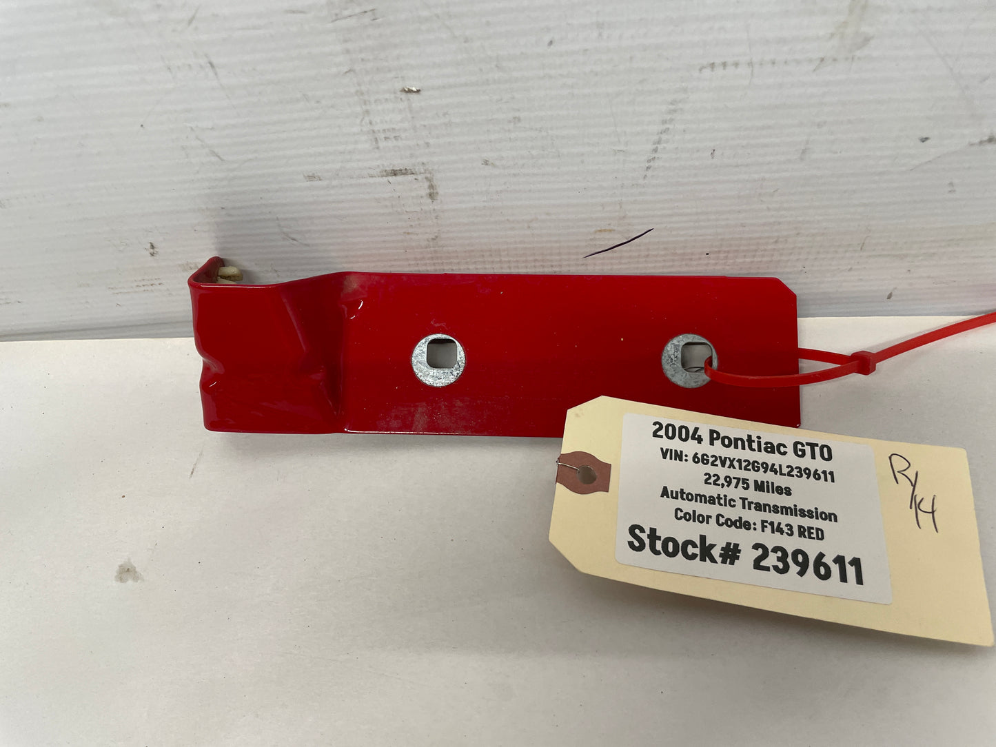 2004 Pontiac GTO RH Passenger Side Skirt Rocker Molding Fender Bracket OEM - Day's Parts Yard