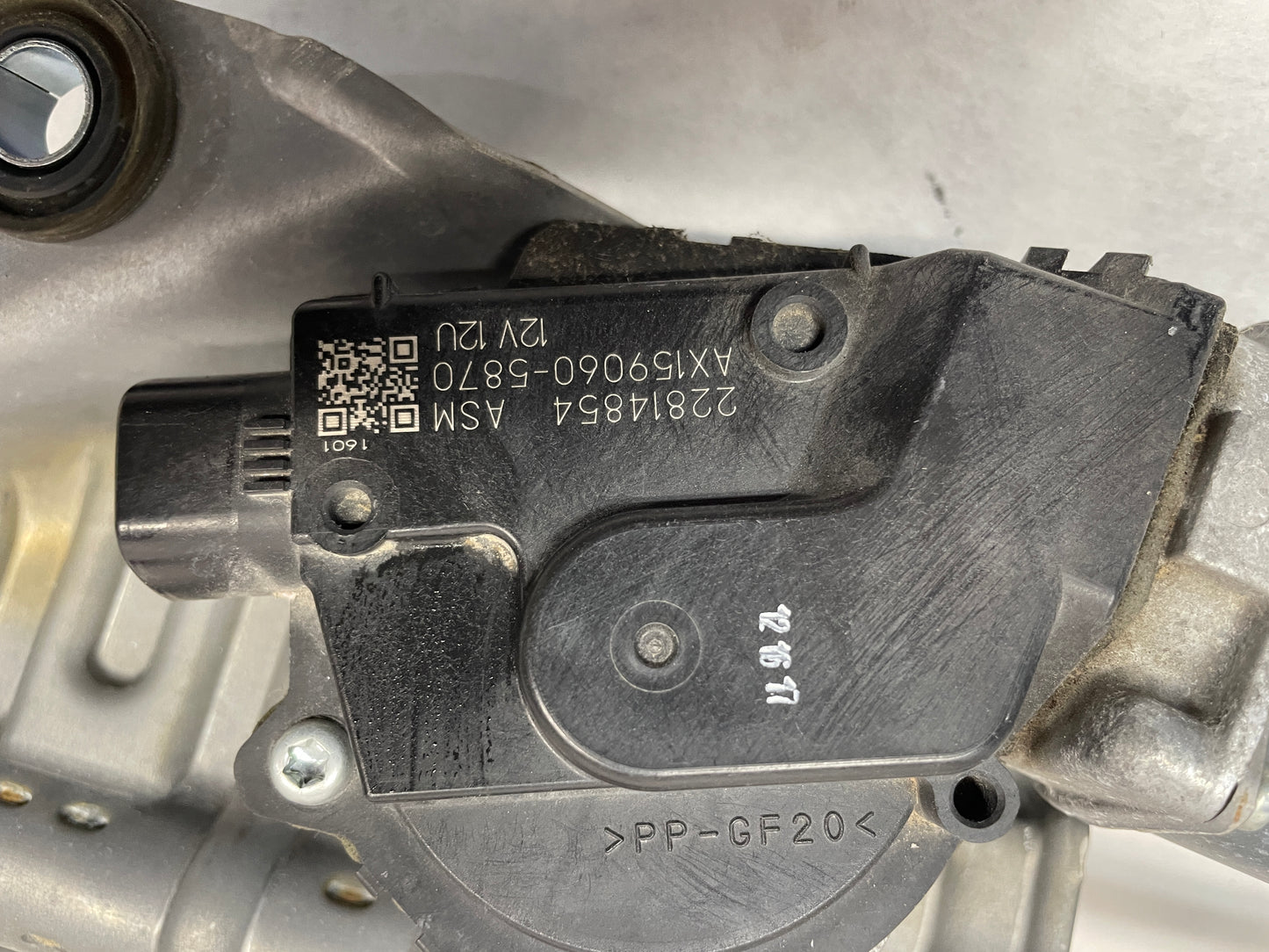 2018 Cadillac Escalade Windshield Wiper Motor Transmission Linkage OEM - Day's Parts Yard