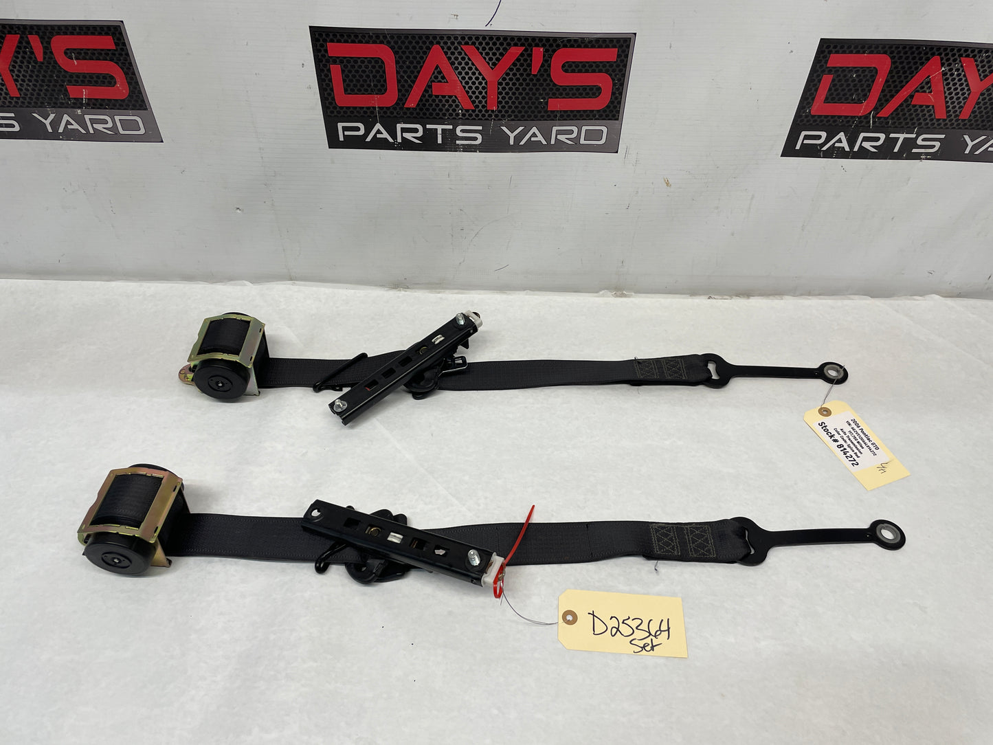 2006 Pontiac GTO RH & LH Front Seatbelt Retractors Set OEM - Day's Parts Yard