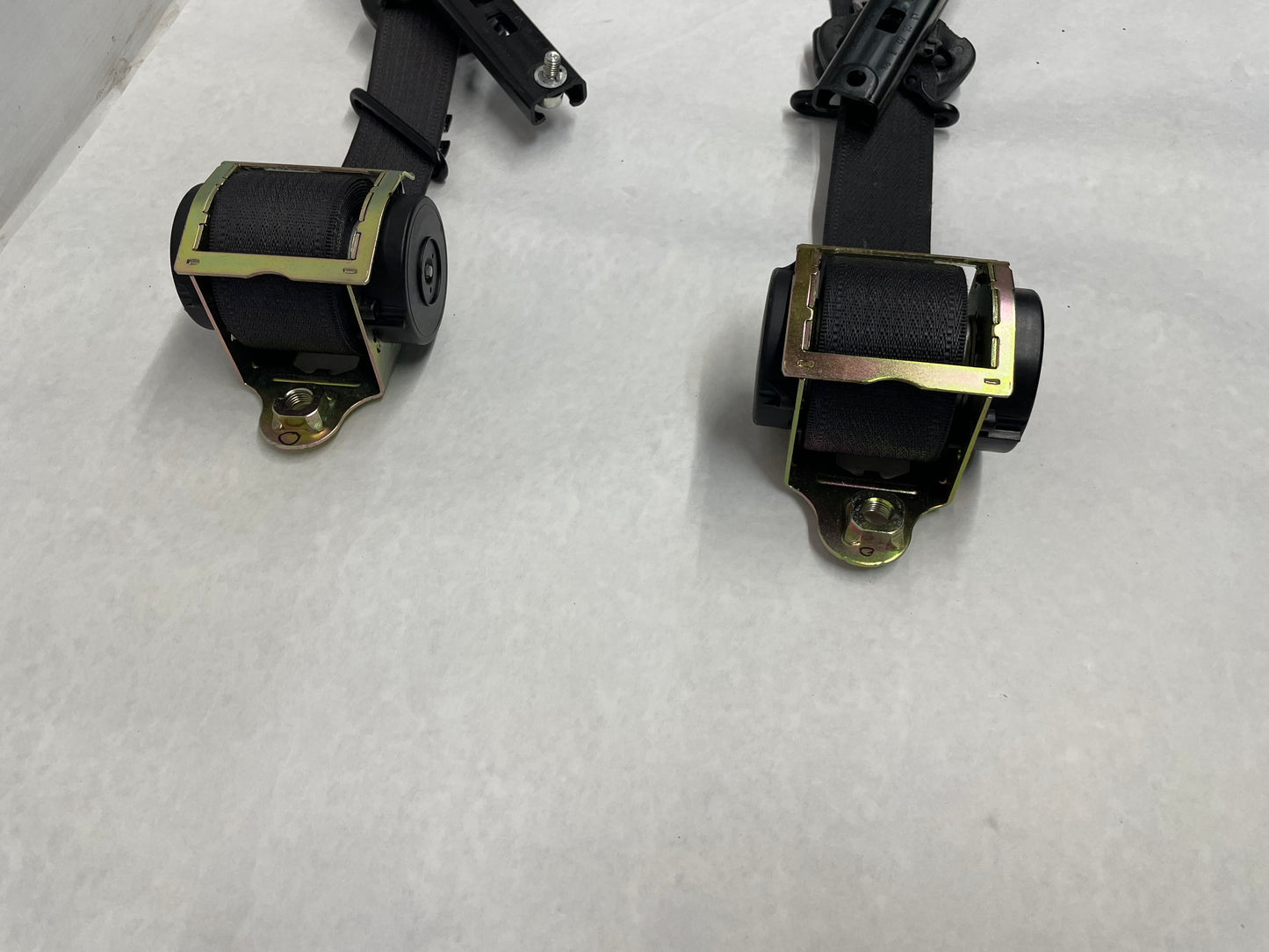 2006 Pontiac GTO RH & LH Front Seatbelt Retractors Set OEM - Day's Parts Yard