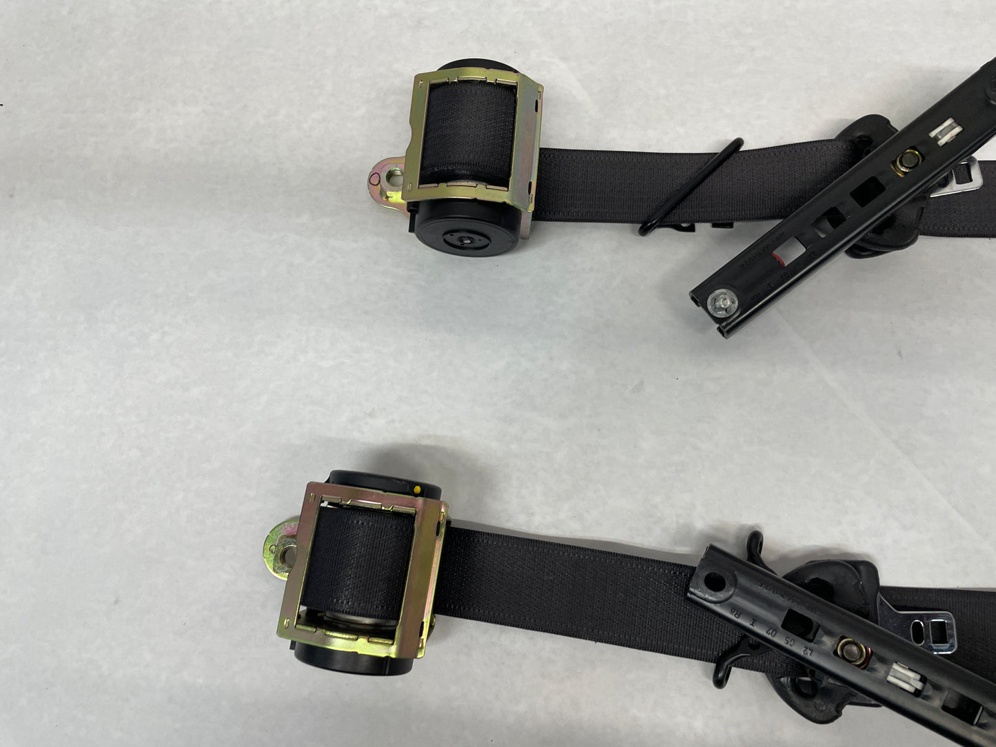 2006 Pontiac GTO RH & LH Front Seatbelt Retractors Set OEM - Day's Parts Yard