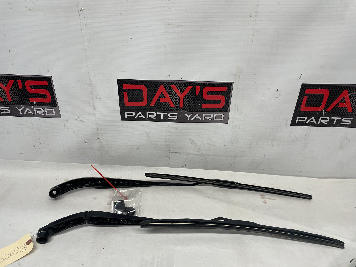 2018 Cadillac Escalade RH & LH Windshield Wiper Arms OEM - Day's Parts Yard