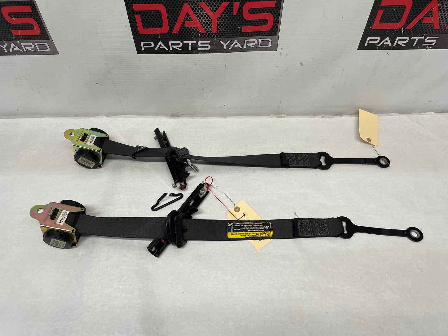 2006 Pontiac GTO RH & LH Front Seatbelt Retractors Set OEM - Day's Parts Yard