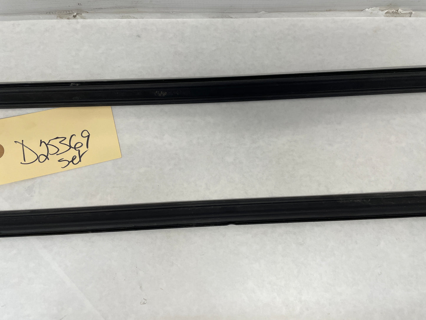 2006 Pontiac GTO RH & LH Rear Window Glass Trim Retainer Moldings OEM - Day's Parts Yard