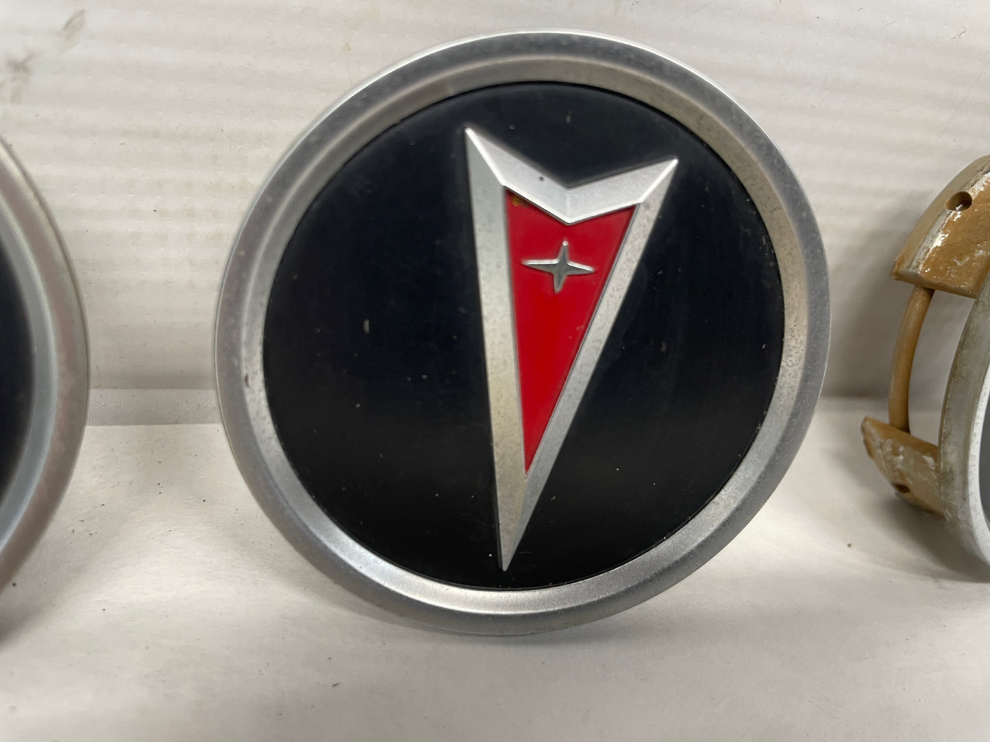 2006 Pontiac GTO Wheel Center Caps OEM - Day's Parts Yard