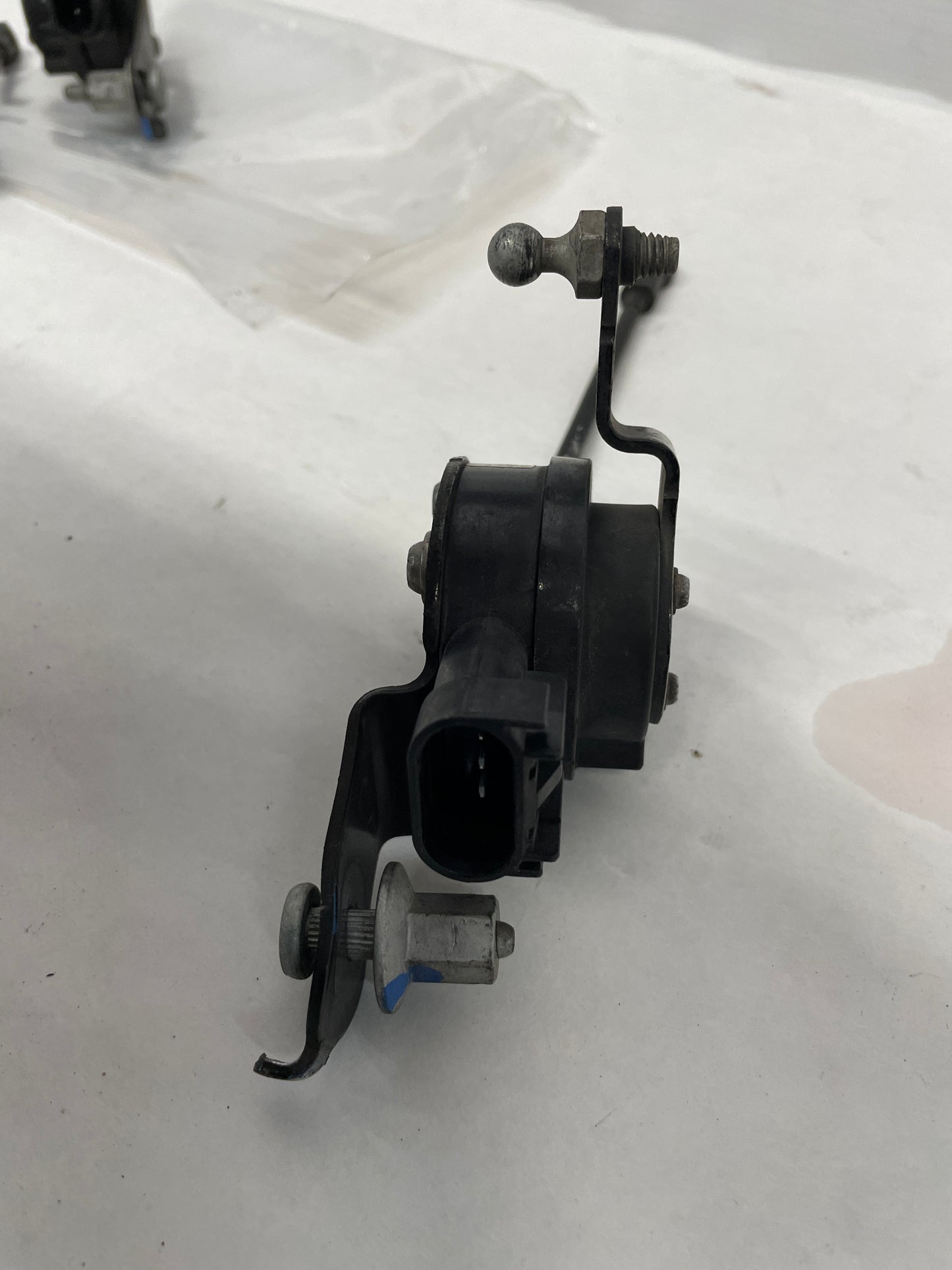 2016 Cadillac ATS-V Coupe RH & LH Ride Height Active Suspension Sensor OEM - Day's Parts Yard