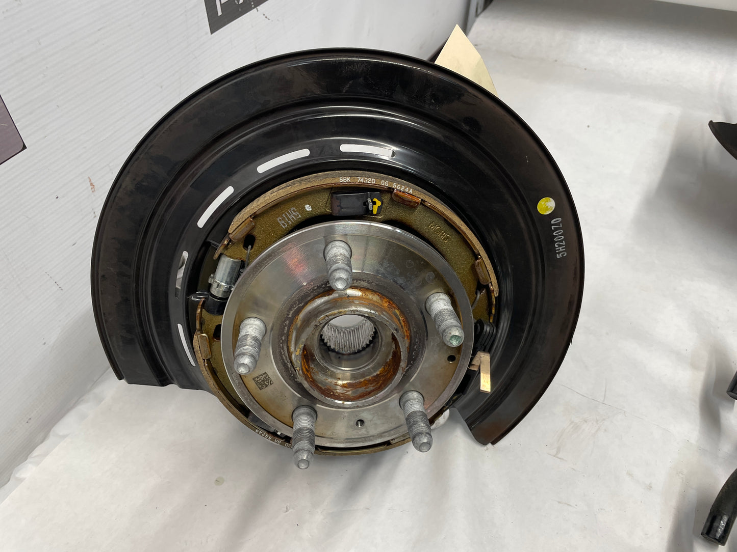 2016 Cadillac ATS-V LH Driver Rear Spindle Knuckle Hub Bearing Assembly OEM - Day's Parts Yard