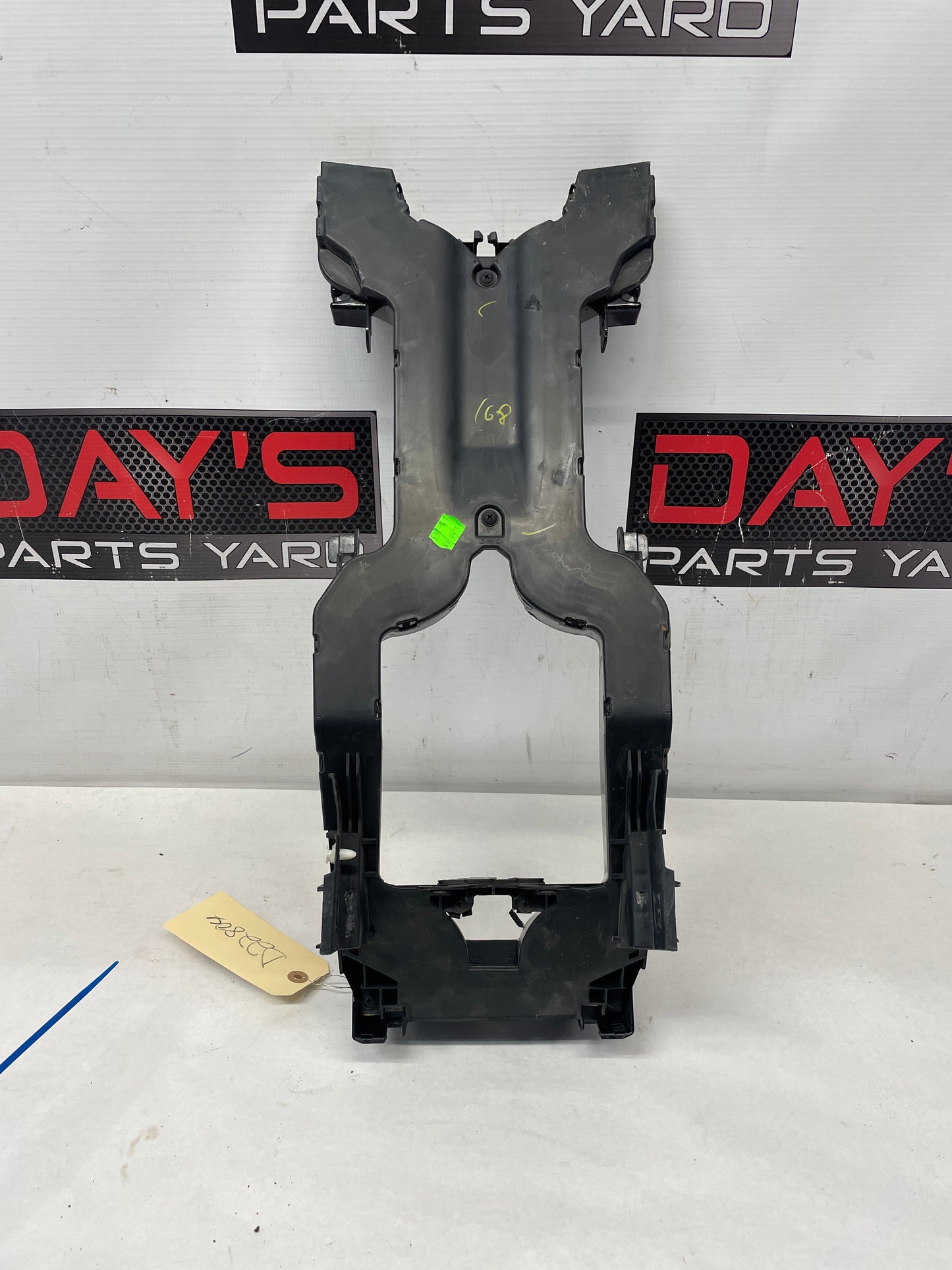 2009 Pontiac G8 GT Center Console HVAC Duct Tube Reinforcement Mount Brace OEM - Day's Parts Yard