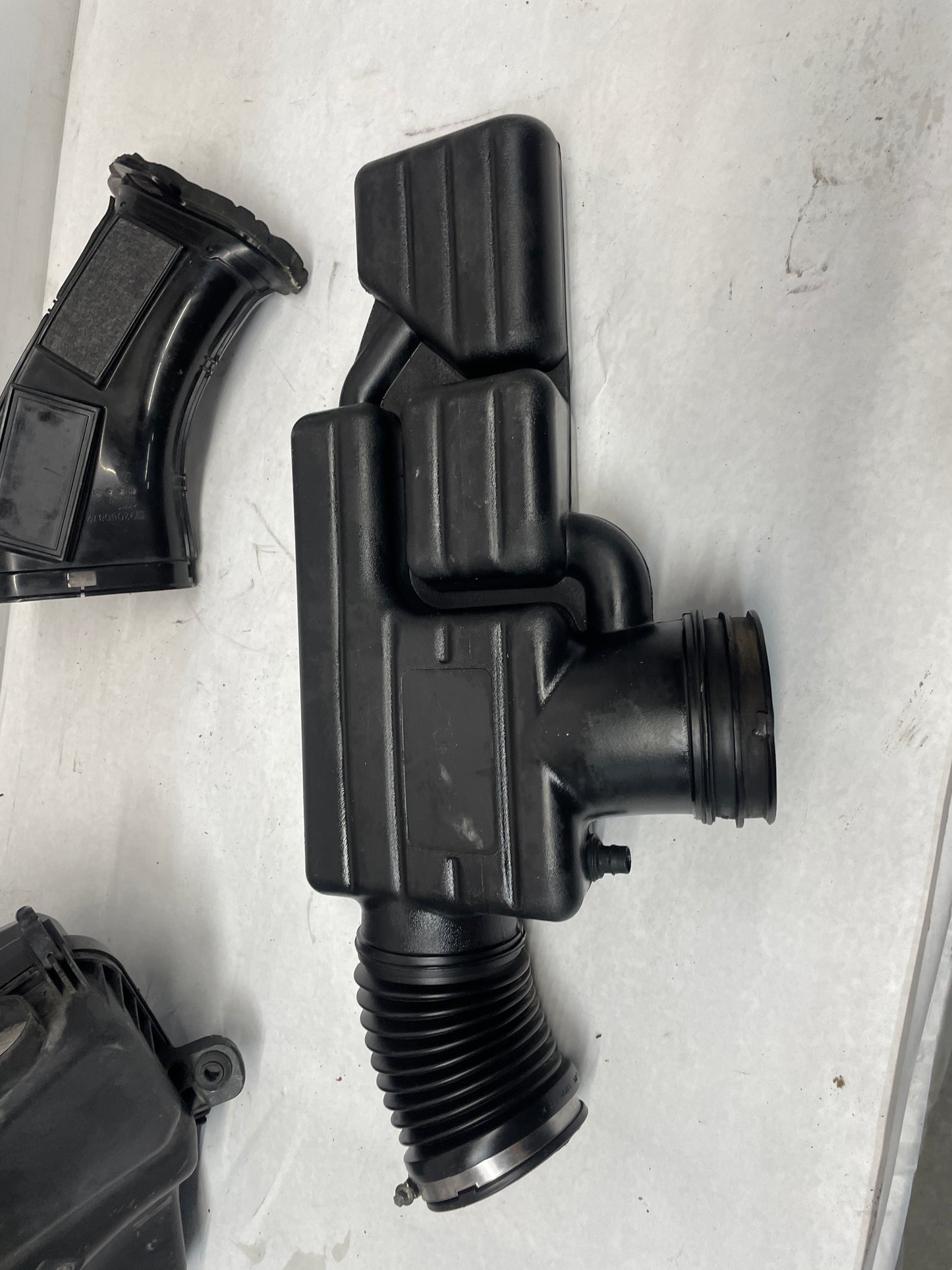 2014 Chevy SS Sedan Factory Air Intake Box Assembly OEM - Day's Parts Yard