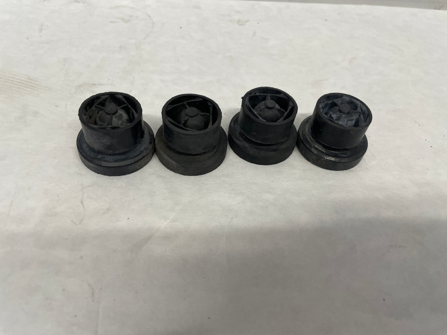 2006 Pontiac GTO Engine Motor Coil Cover Rubber Bushings OEM - Day's Parts Yard