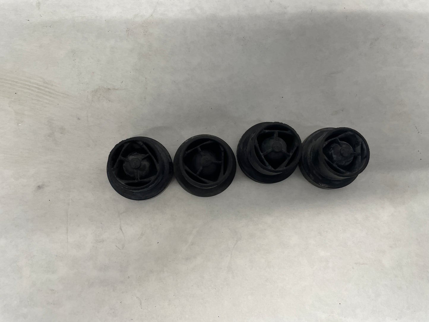 2006 Pontiac GTO Engine Motor Coil Cover Rubber Bushings OEM - Day's Parts Yard