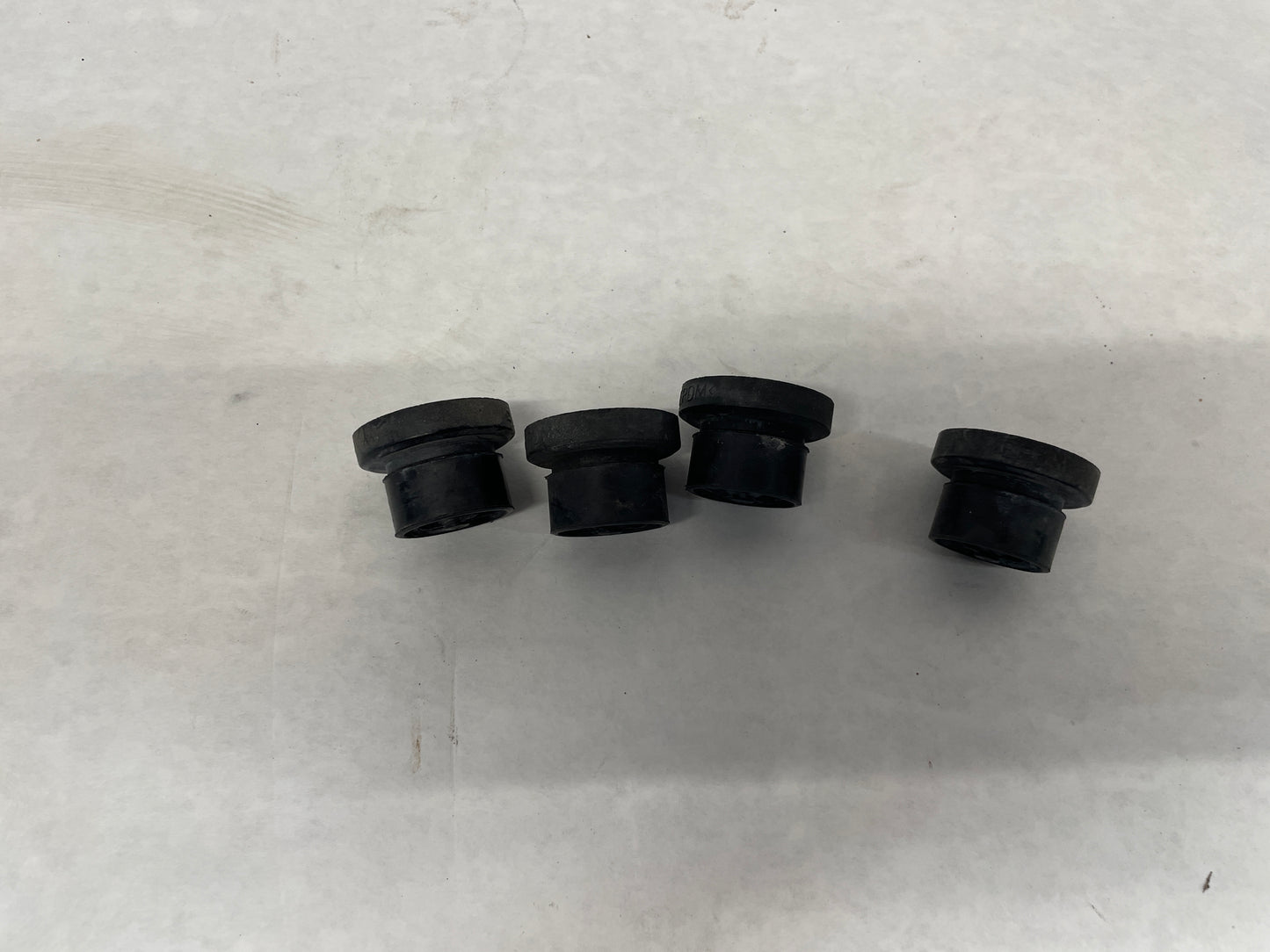 2006 Pontiac GTO Engine Motor Coil Cover Rubber Bushings OEM - Day's Parts Yard