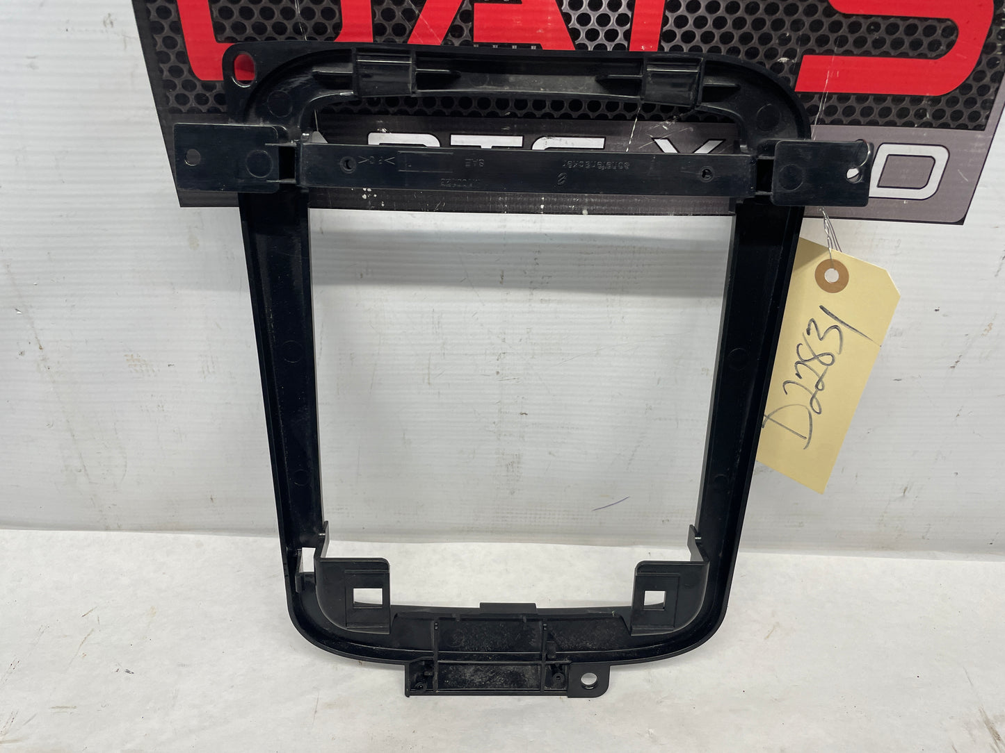 2009 Pontiac G8 GT Over Head Console Dome Light Frame Bracket Brace Bezel OEM - Day's Parts Yard