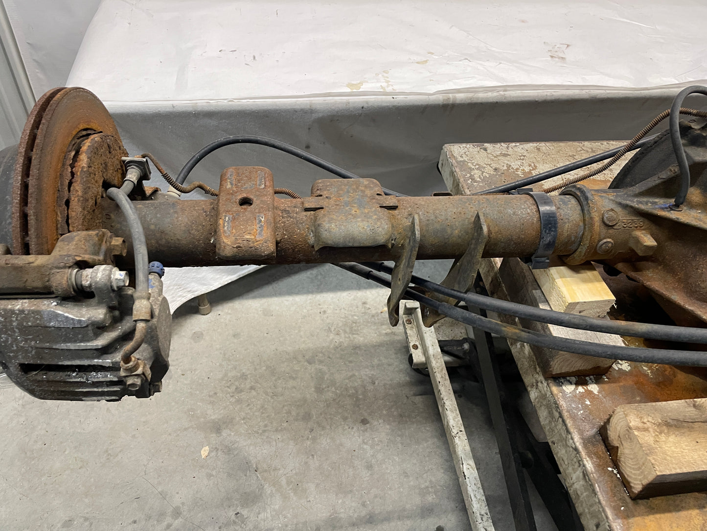 2004 GMC Sierra K1500 Rear End Axle Carrier Rearend Differential 3.73 LSD OEM - Day's Parts Yard