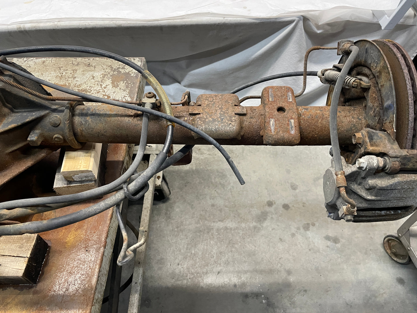 2004 GMC Sierra K1500 Rear End Axle Carrier Rearend Differential 3.73 LSD OEM - Day's Parts Yard