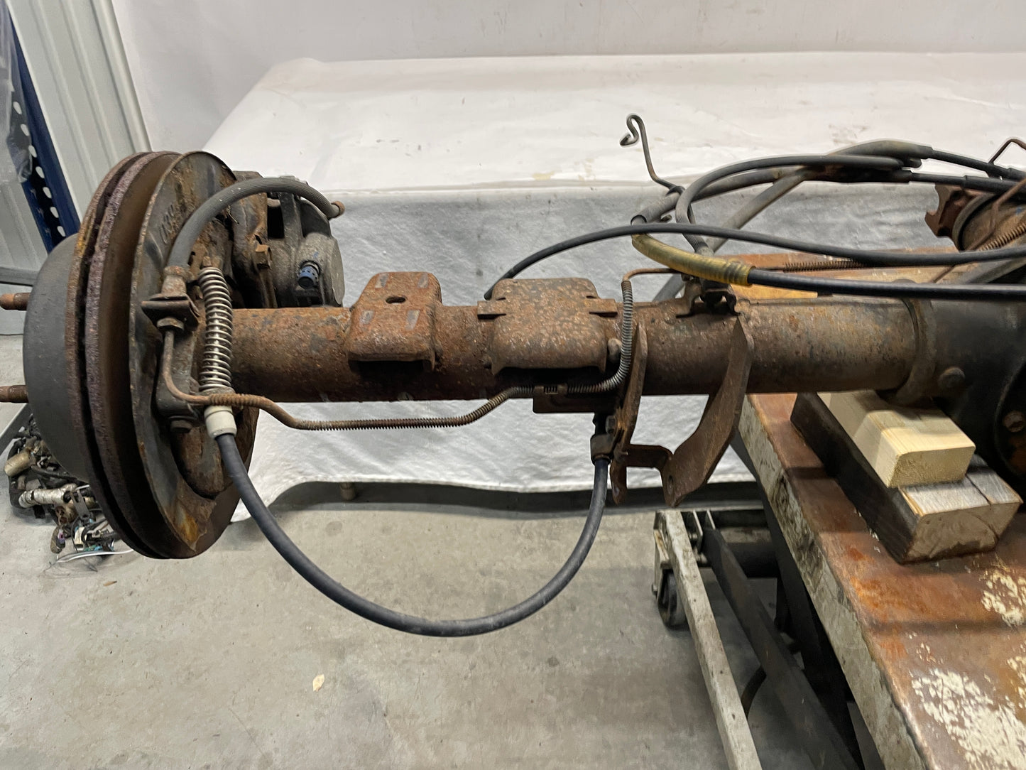 2004 GMC Sierra K1500 Rear End Axle Carrier Rearend Differential 3.73 LSD OEM - Day's Parts Yard