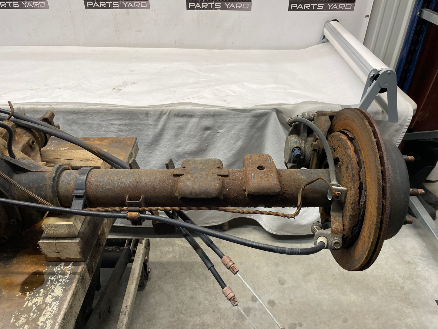 2004 GMC Sierra K1500 Rear End Axle Carrier Rearend Differential 3.73 LSD OEM - Day's Parts Yard